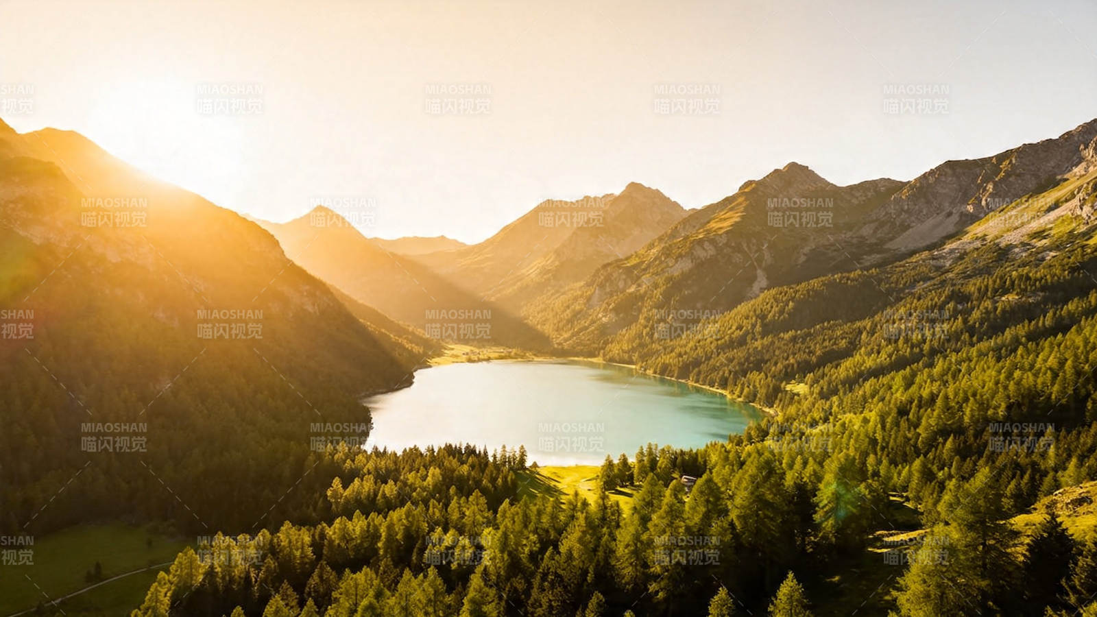 山湖夕照 金辉映翠谷图片