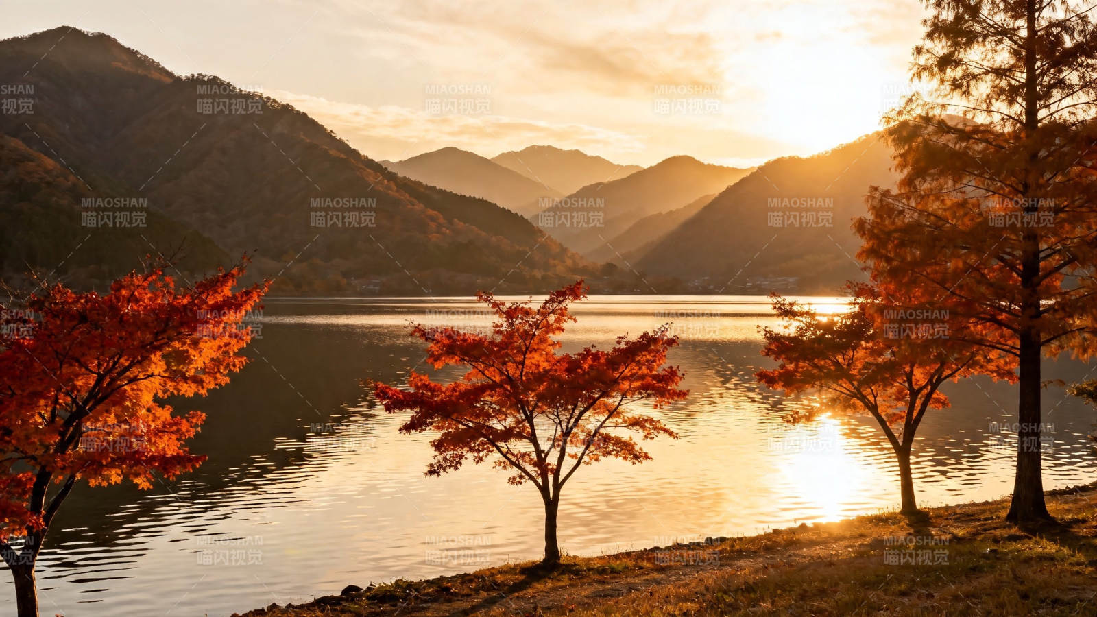 秋日湖光山色映夕阳图片