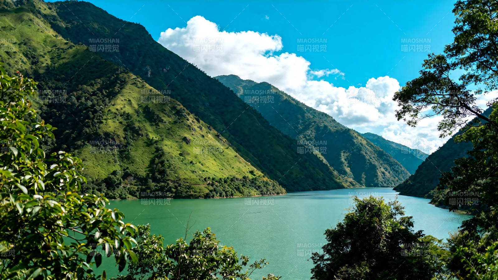 青山碧水 云影天光图片