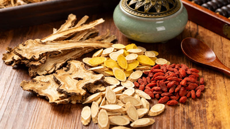 中药材与香炉静物图图片