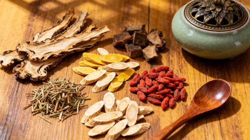 中药药材与香炉静物图图片