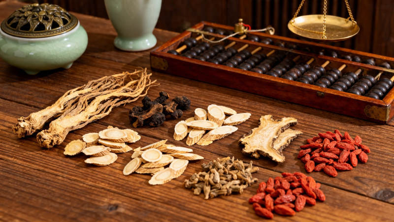 中药药材与算盘香炉静物图图片