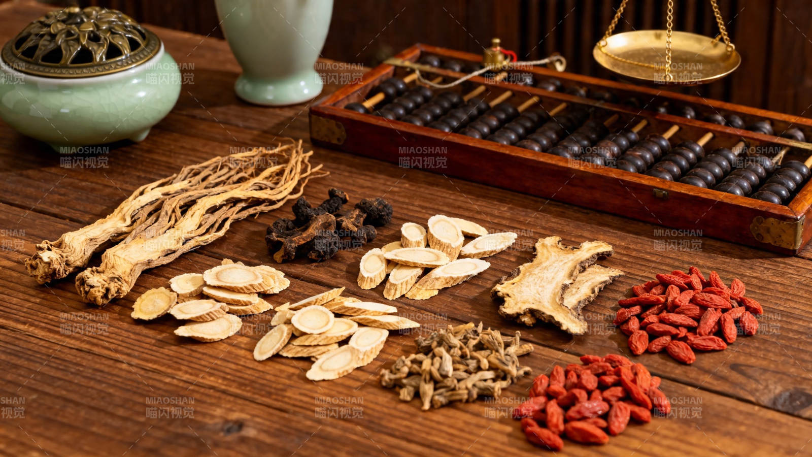 中药药材与算盘香炉静物图图片