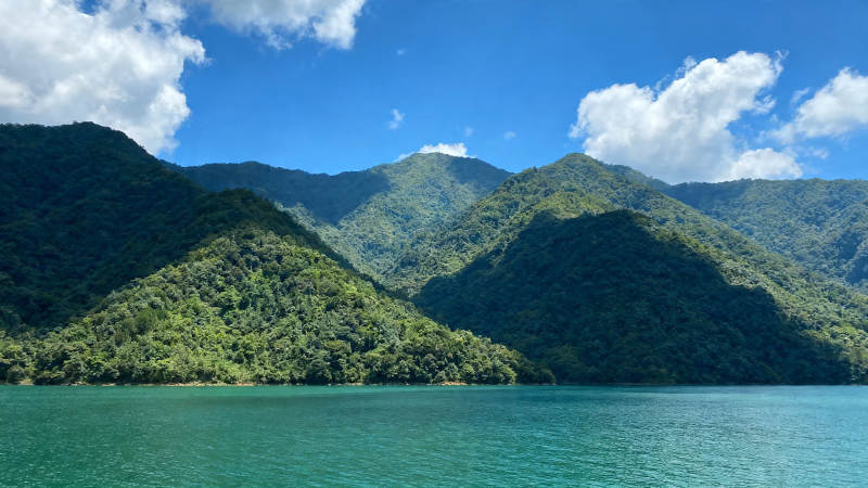 青山碧水映蓝天图片