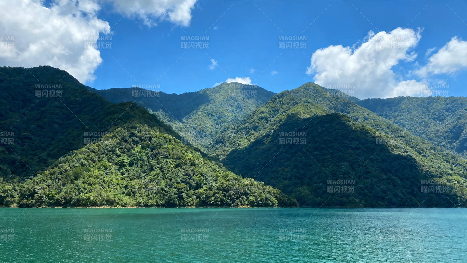 青山碧水映蓝天图片