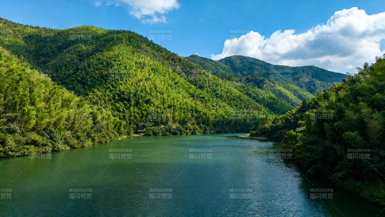 青山绿水映蓝天图片
