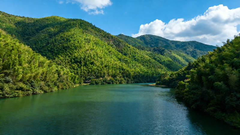 青山绿水映蓝天图片