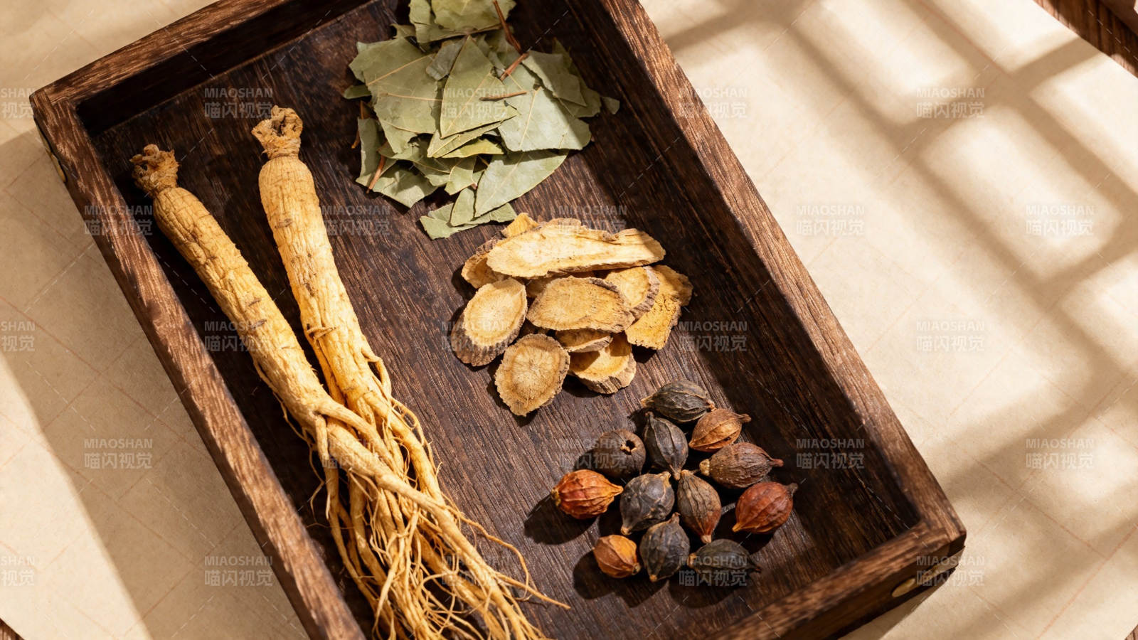 中药药材木盘陈列图片