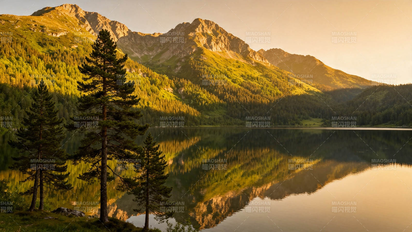 山湖倒影 夕照金辉图片