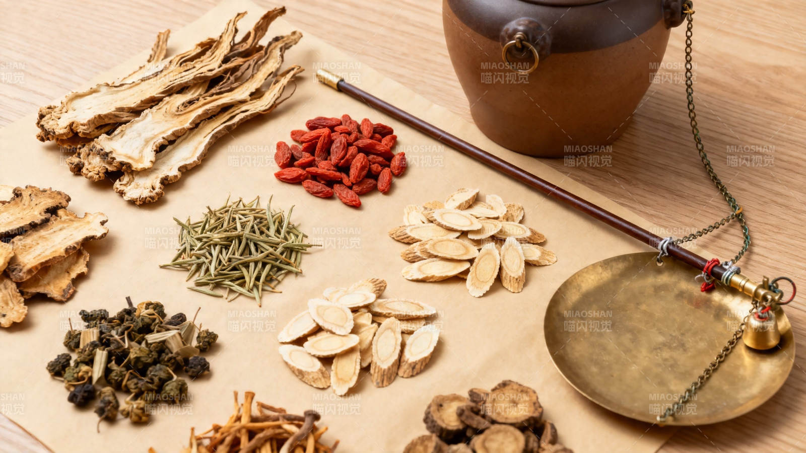 中药药材与称量器具展示图片
