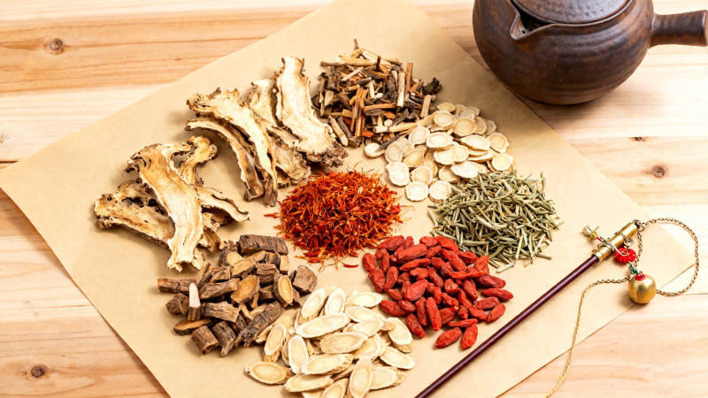 中药材与茶壶静物图图片