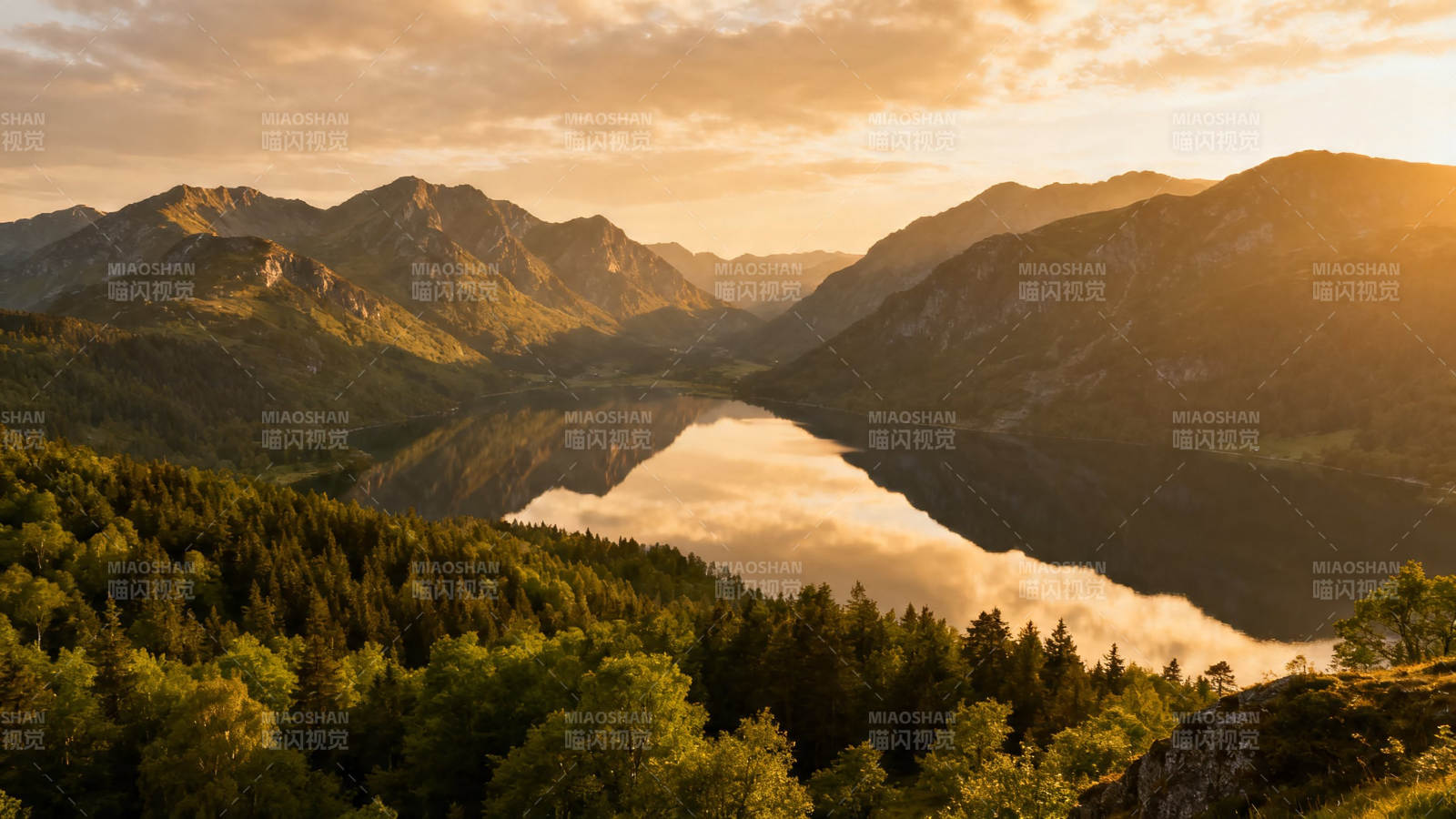 山湖夕照 金辉映翠谷图片