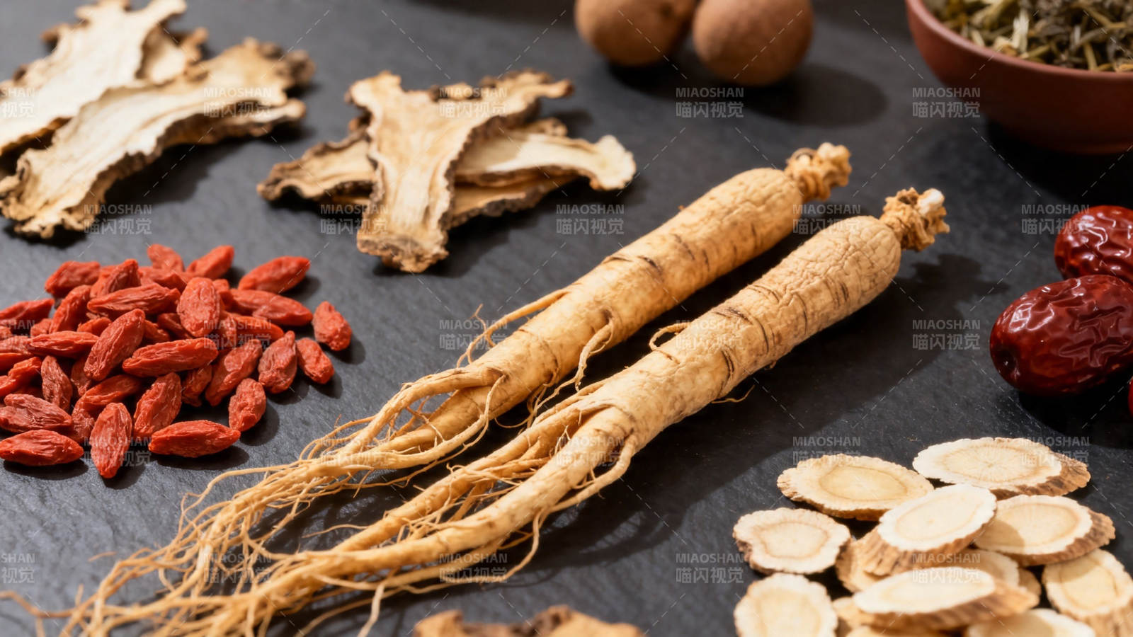 人参枸杞红枣中药材组合图片