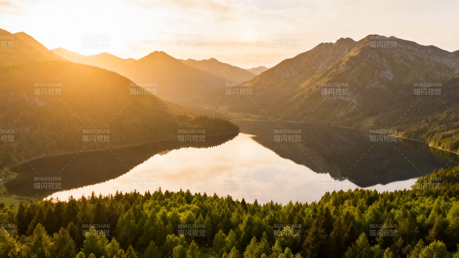 山湖夕照 金辉映翠林图片