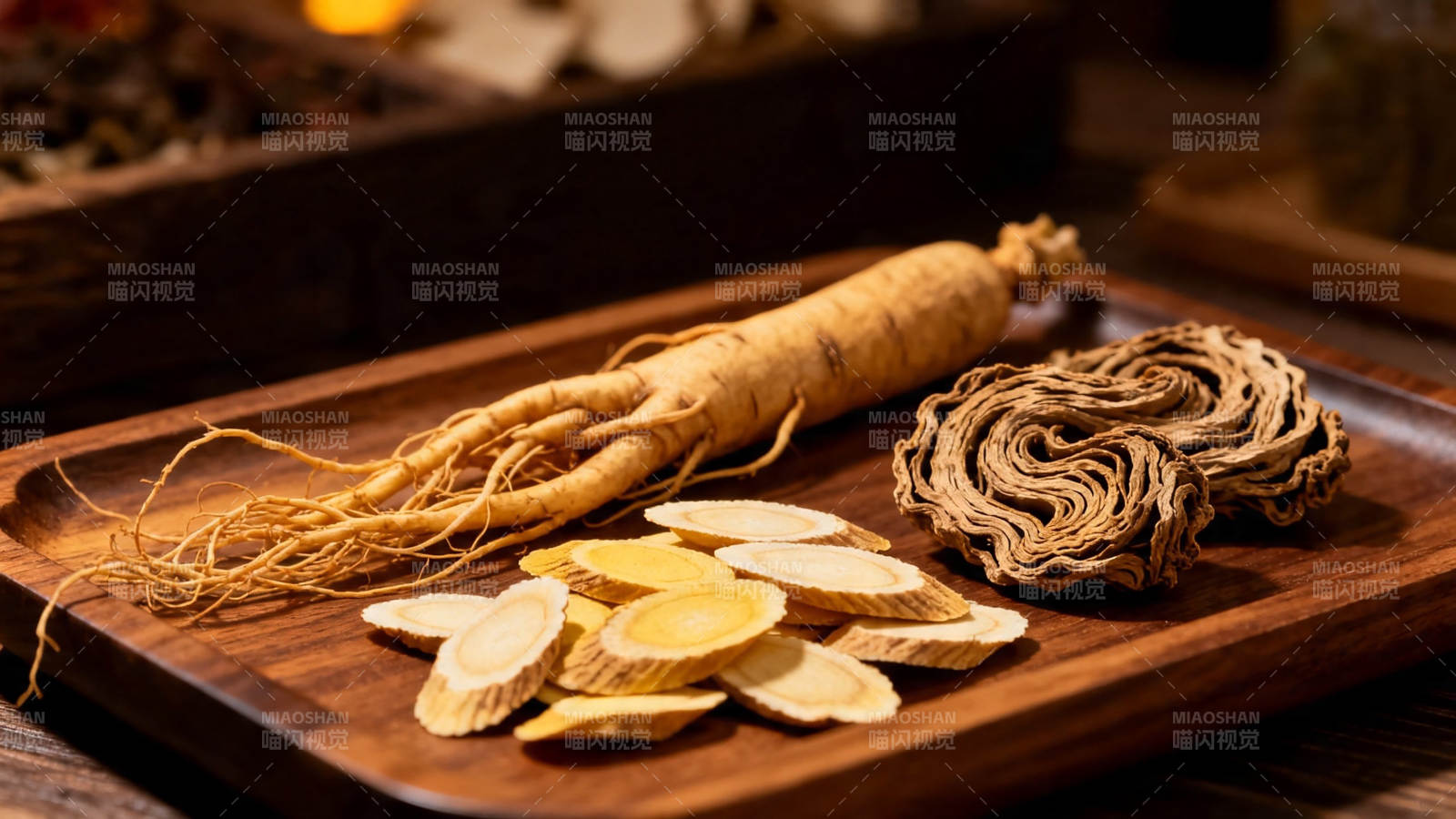 人参药材静摆木盘上图片