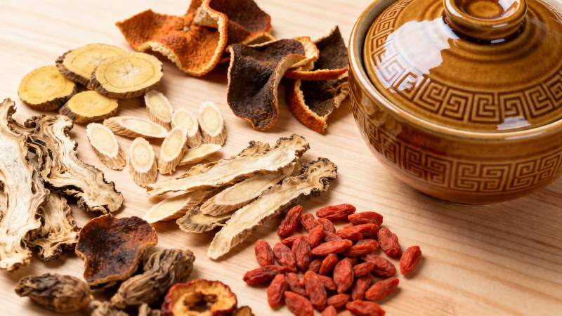 中药药材与陶罐特写图片