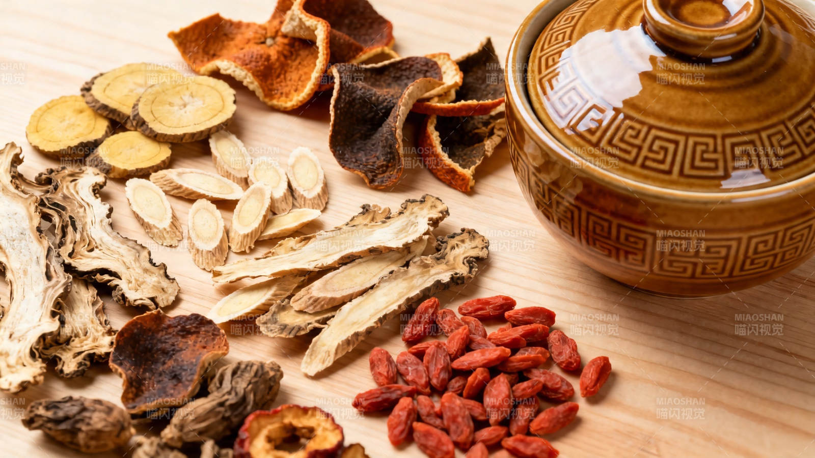 中药药材与陶罐特写图片