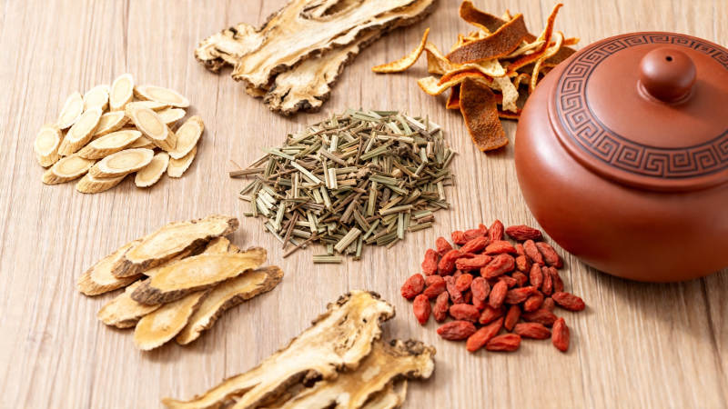 中药茶材与紫砂壶静物图图片