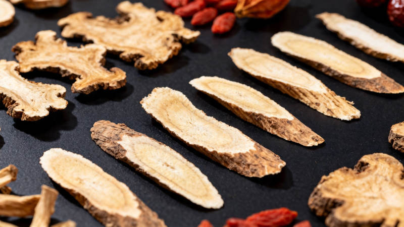 中药材切片与枸杞特写图片