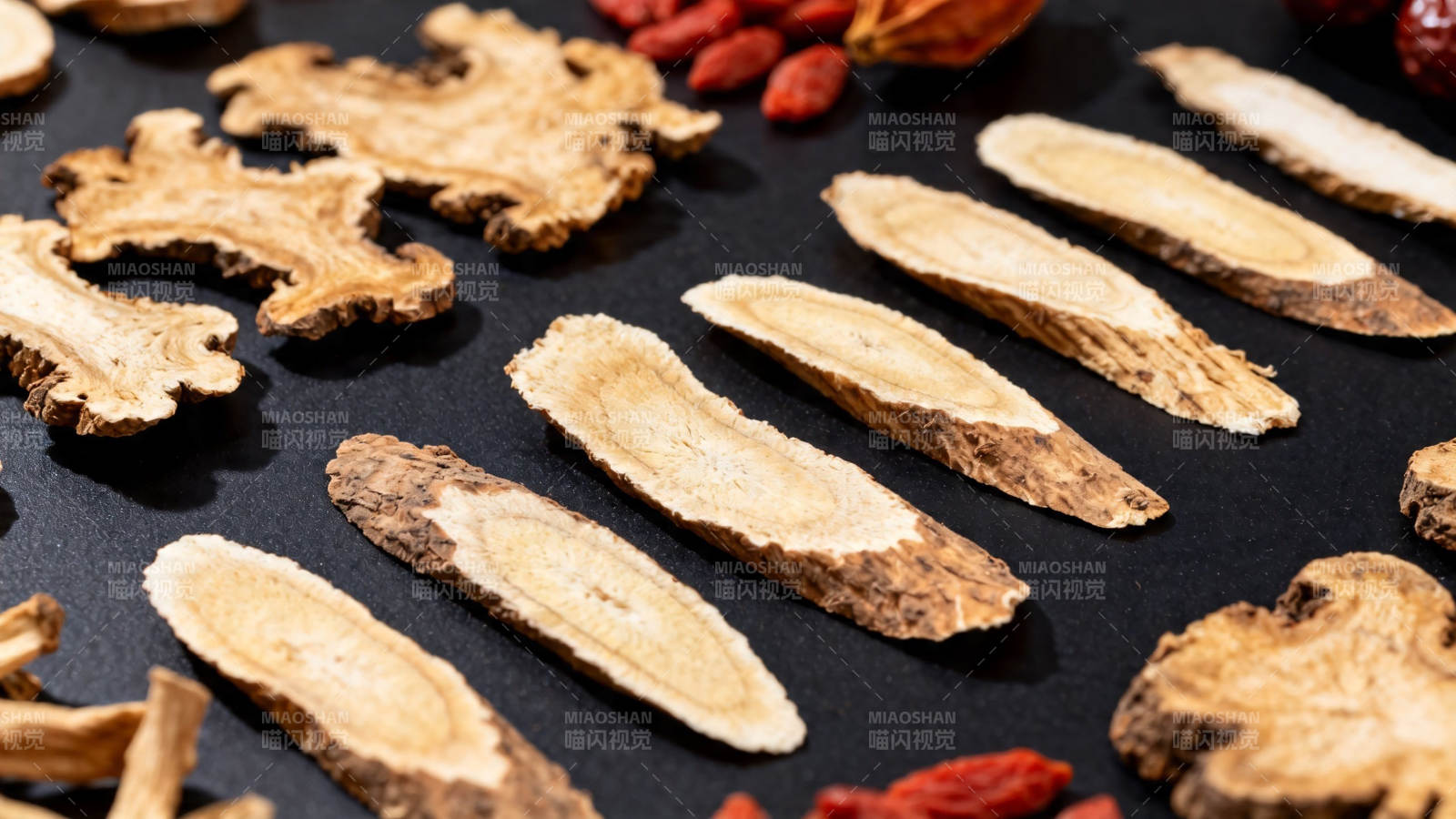 中药材切片与枸杞特写图片