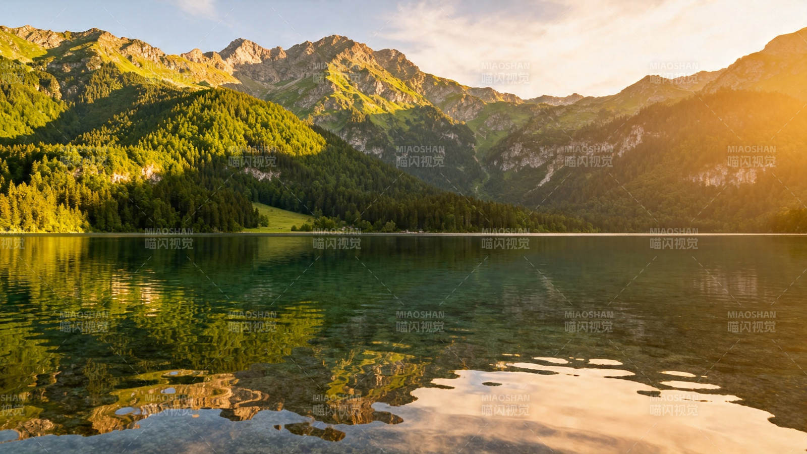 山湖夕照 金辉映水静如画图片