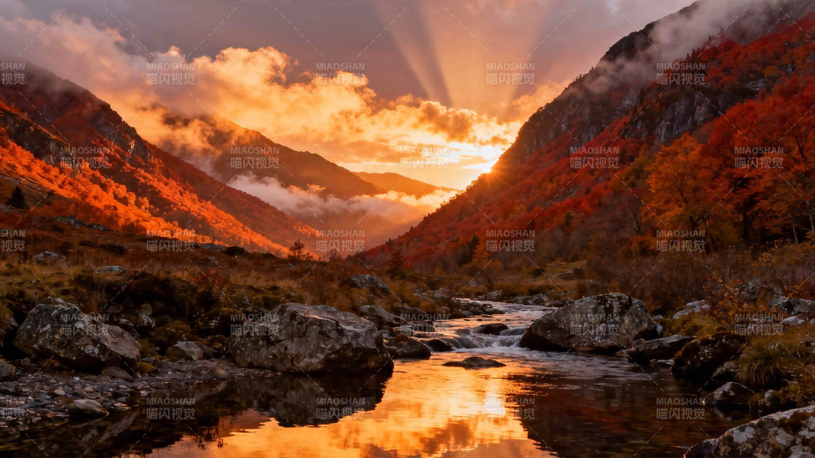 秋山夕照 溪流映霞光图片