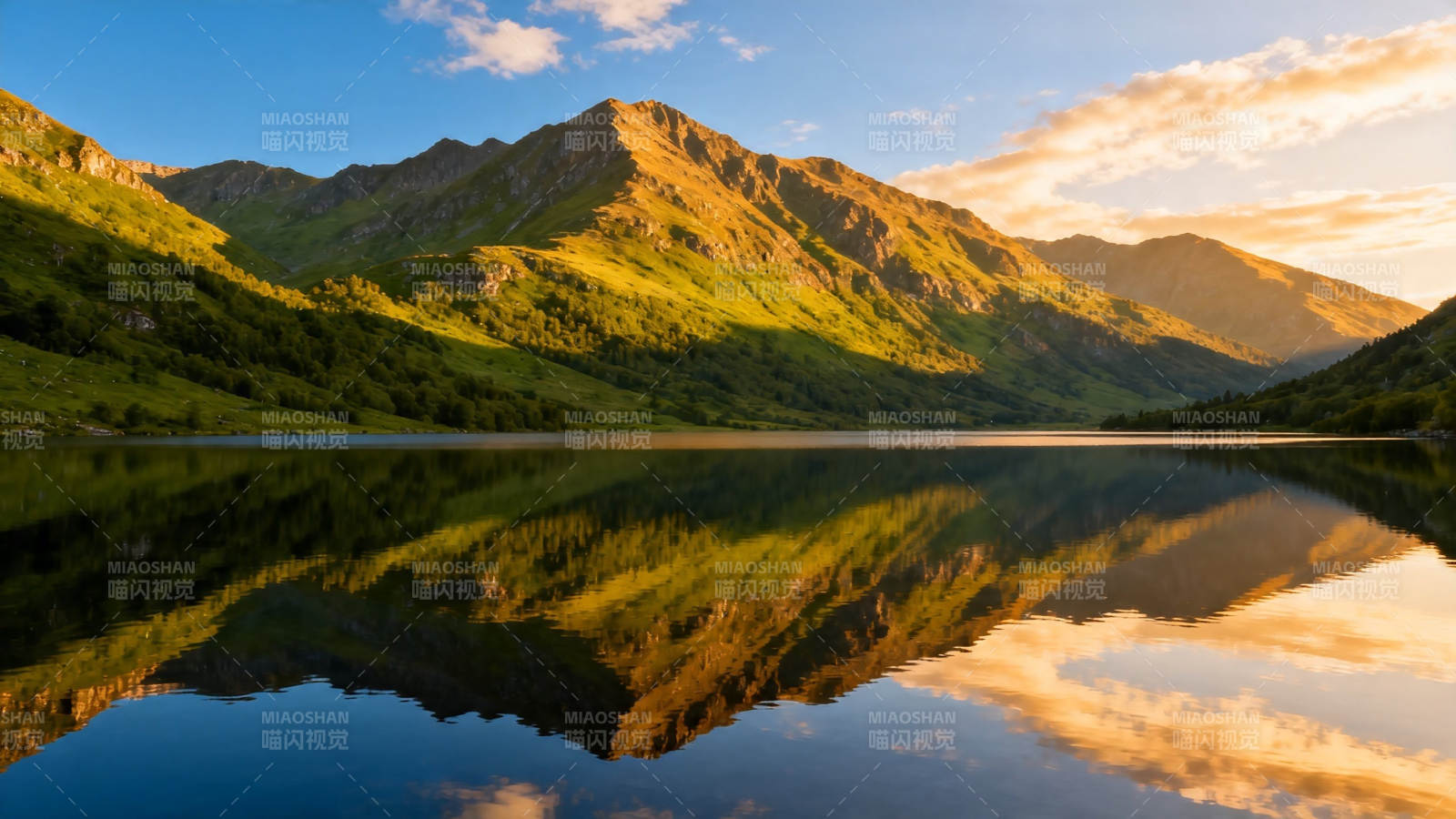 山湖倒影 金色黄昏美景图片