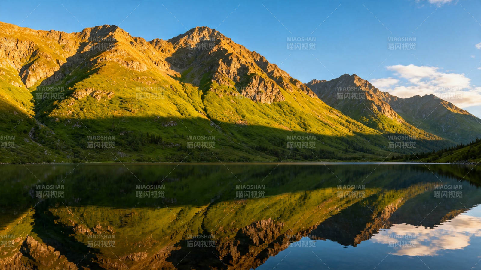 山湖倒影 金辉映翠峰图片