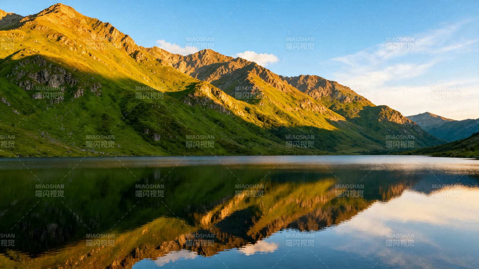 山湖倒影 金色晨曦图片