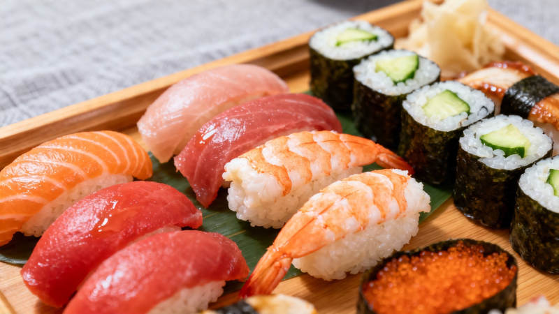 日式寿司拼盘特写图片