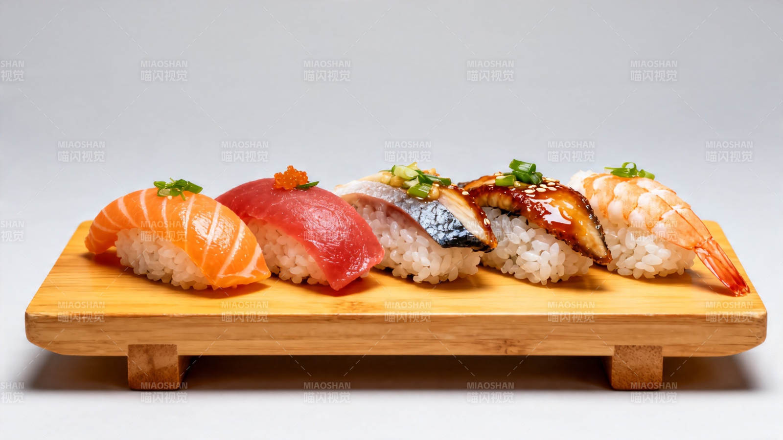 五贯寿司木盘盛放图片