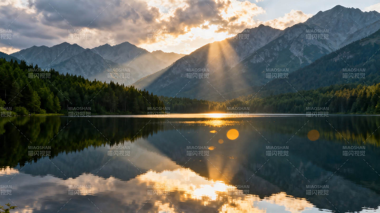 山湖夕照 金辉映水间图片