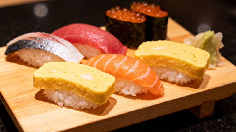 日式寿司拼盘特写图片
