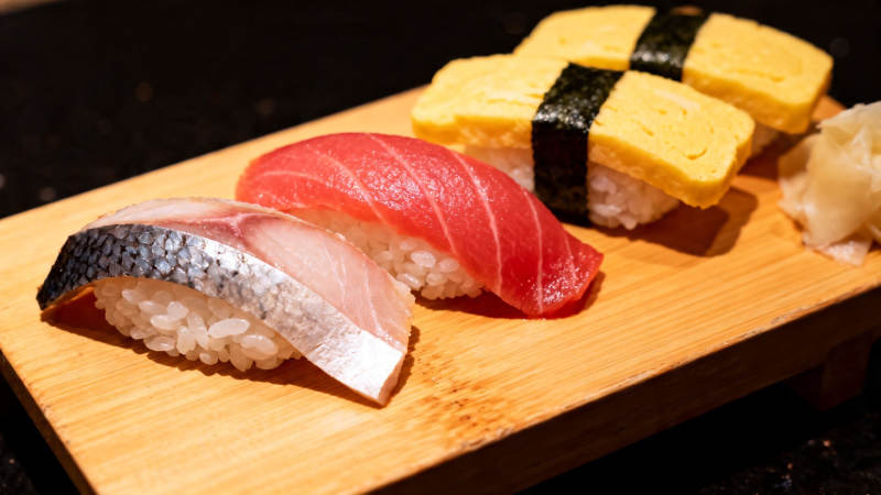 日式寿司拼盘特写图片