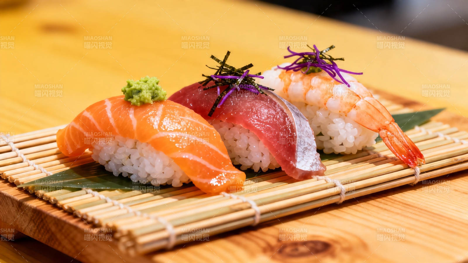 三文鱼金枪鱼虾寿司拼盘图片