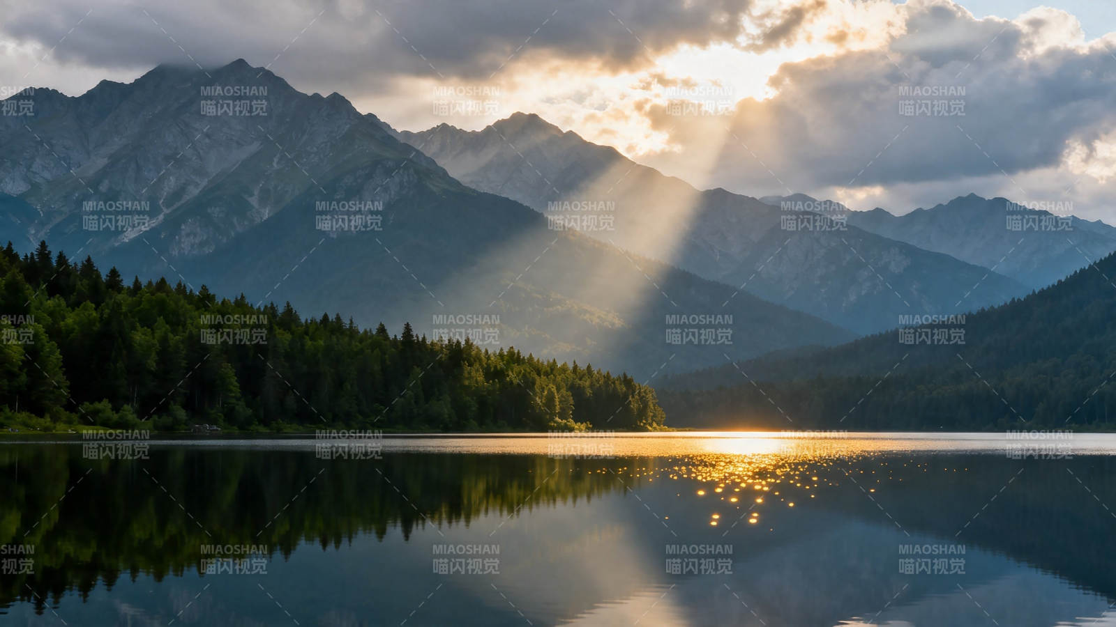 山湖夕照 金光穿云映水图片