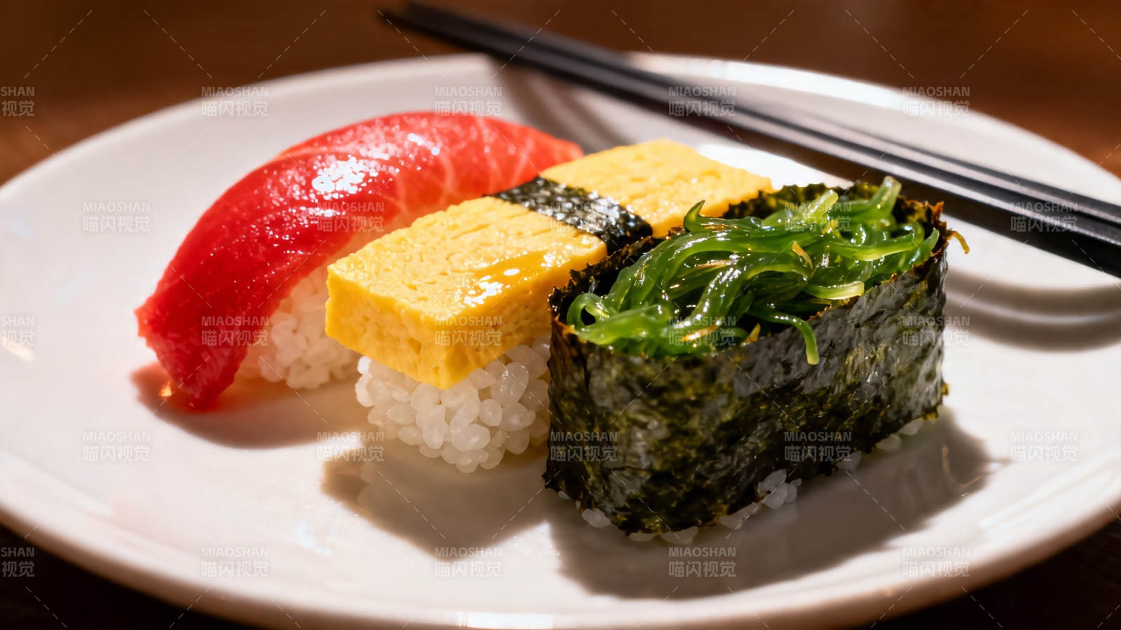 三色寿司拼盘 精致日式料理图片