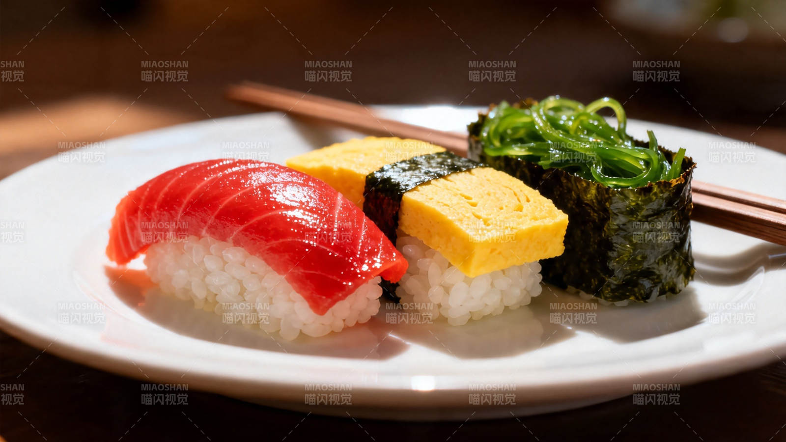 寿司三味 金枪鱼 玉子 海草图片