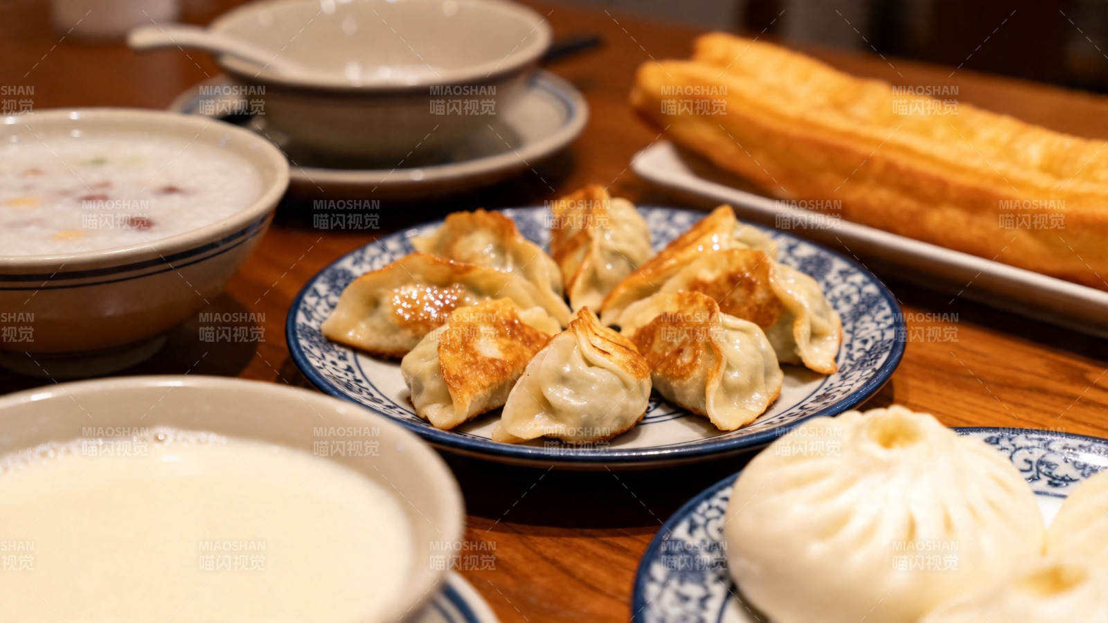 中式早餐 煎饺油条豆浆图片