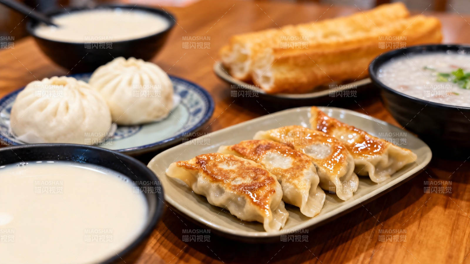 中式早餐 包子油条豆浆煎饺图片