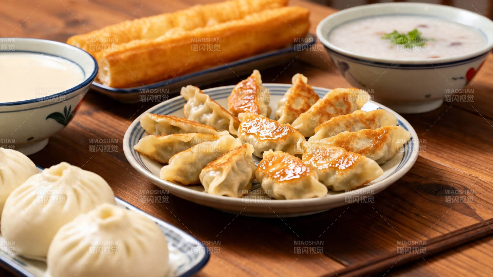 中式早餐 煎饺油条豆浆粥图片