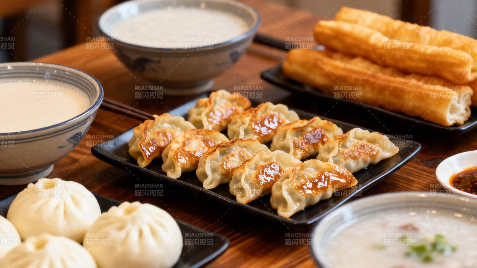 中式早餐 煎饺油条豆浆包子图片