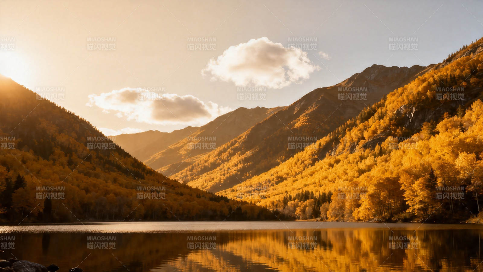 秋日山湖金辉映水图片