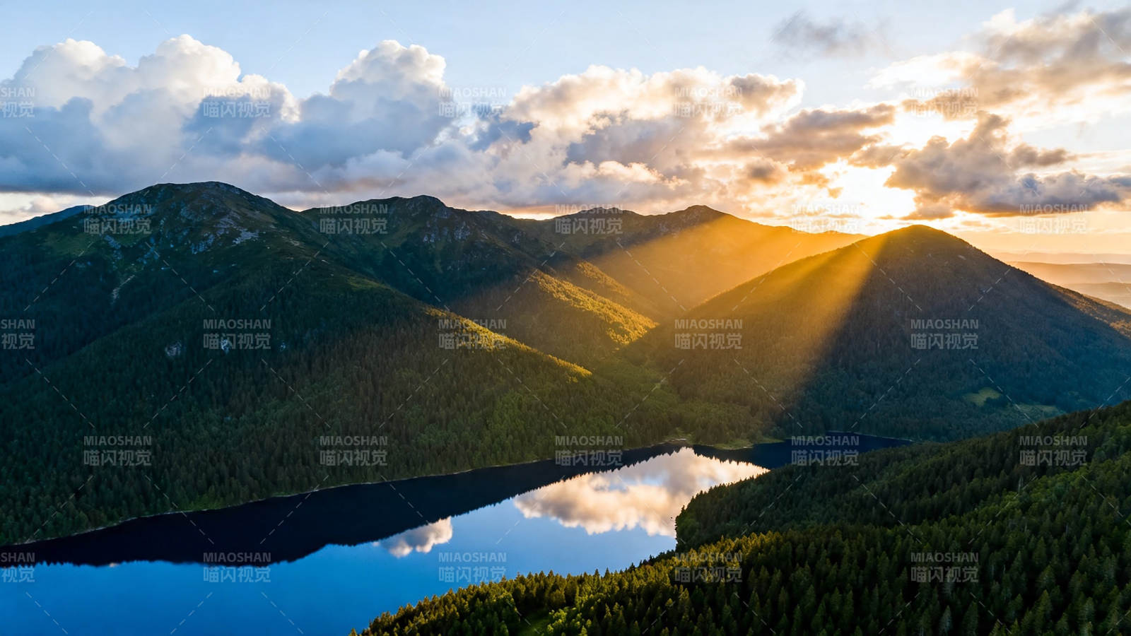 山湖夕照 金光穿云图片