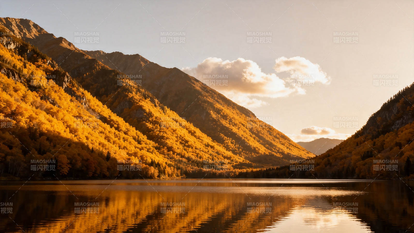秋山映湖 金辉如画图片