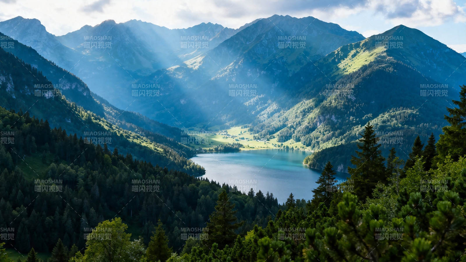青山环抱湖 阳光穿云谷图片