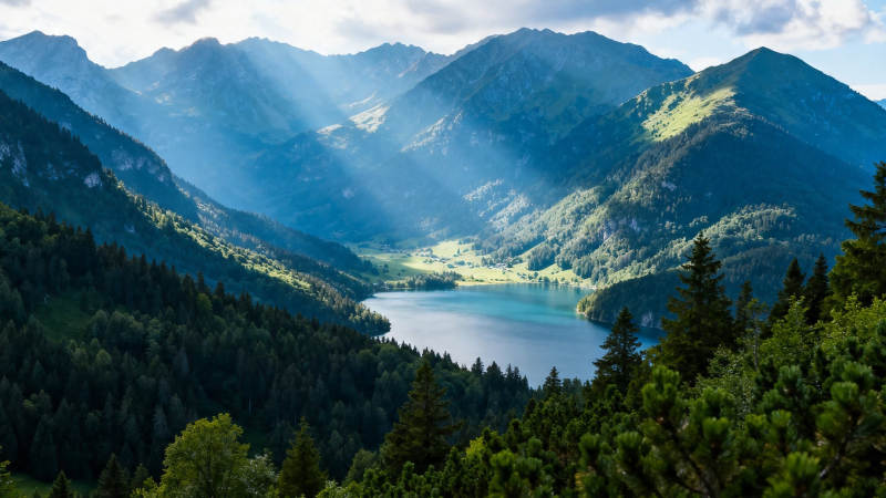 青山环抱湖 阳光穿云谷图片