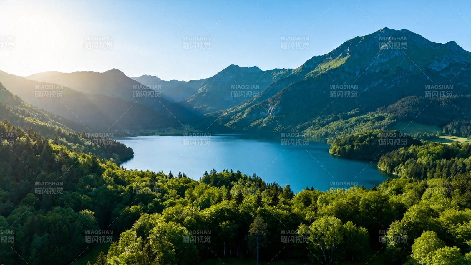 青山环抱碧湖 晨光洒林间图片