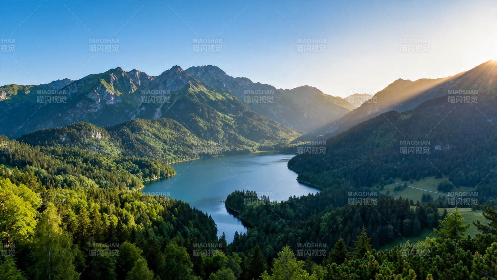 山湖晨曦 绿野如诗图片