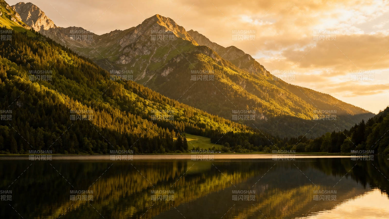 山湖夕照 金辉映水图片